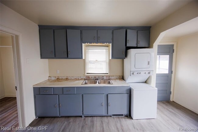 Building Photo - 8242 Maxwell Ave