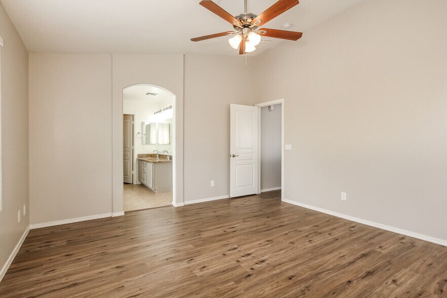 Building Photo - 24236 W Lasso Ln