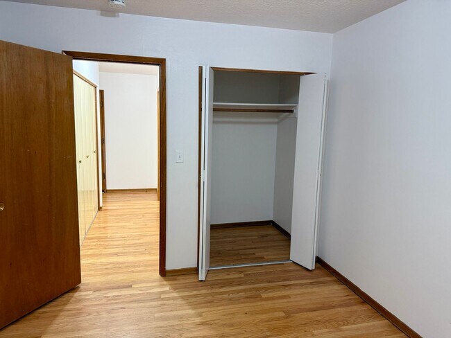 Building Photo - Cool Reed College One Bedroom