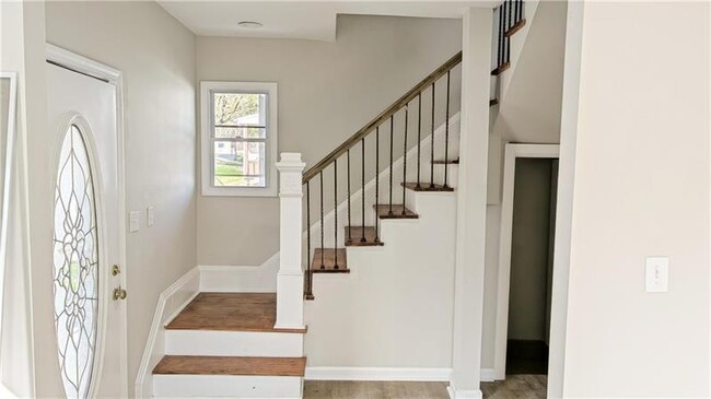 Building Photo - 122 Elm St