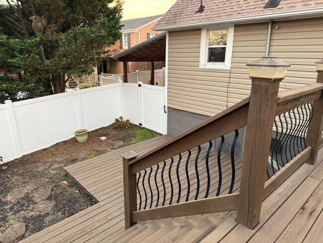 Building Photo - 146 E Park Dr