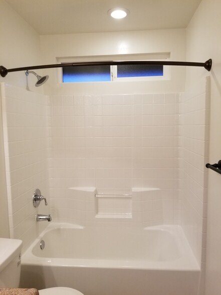 Tub with Raised Shower head - 2756 Chardonnay Ln