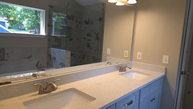 Building Photo - 10480 Summer Creek Dr