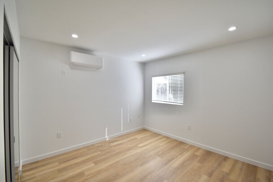 Building Photo - 11645 Moorpark St