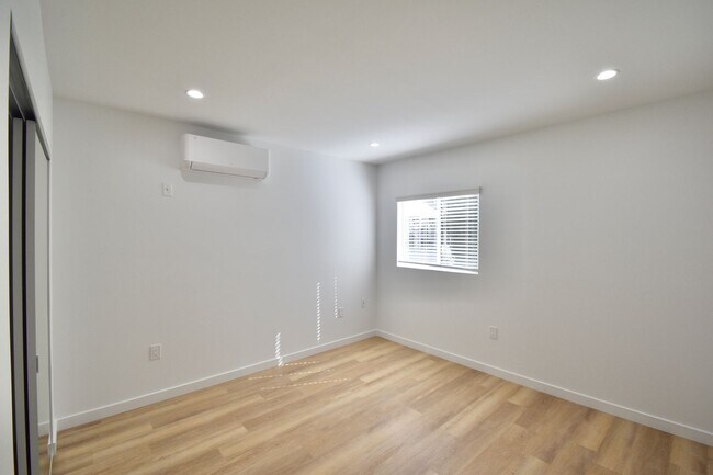 Building Photo - 11645 Moorpark St