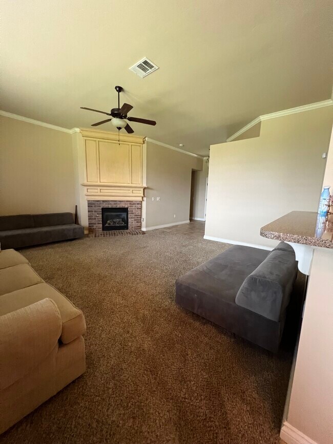 Building Photo - 3814 Kings Canyon Rd