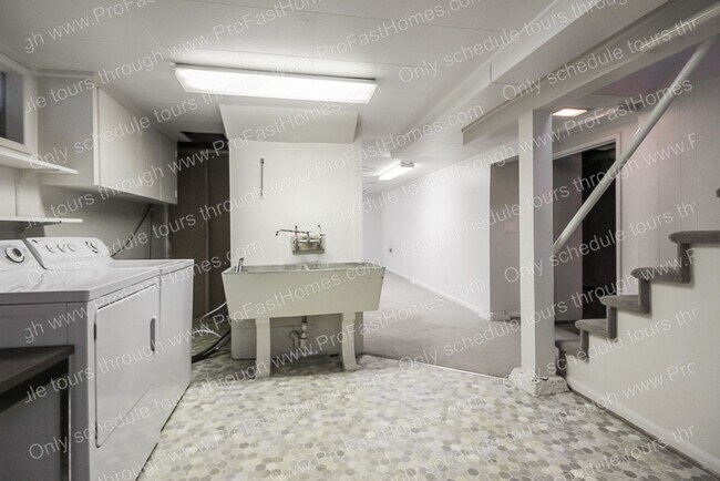 Building Photo - 1612 NE 62nd Ave