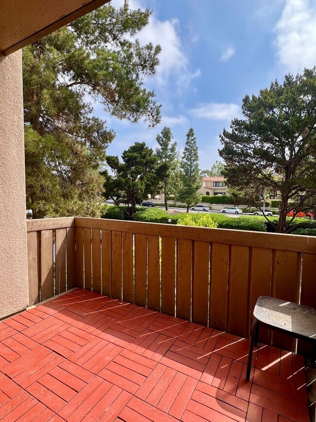 Building Photo - Beautiful Two Story 2Bd 1.5Ba Townhouse Ne...