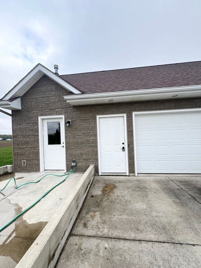 Building Photo - 13711 Hoagland Rd
