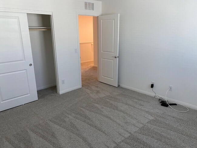 Building Photo - 12285 Glass Desert Rd