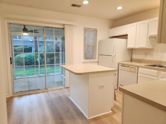 Building Photo - 7989 Shadow Oak Dr