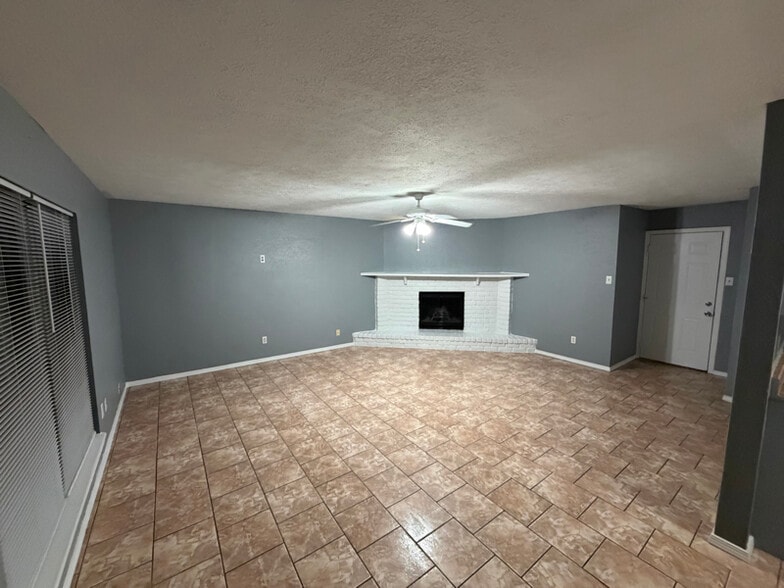 Building Photo - 24307 Rockin 7 Dr