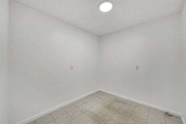 Building Photo - 1703 Whitehall Dr