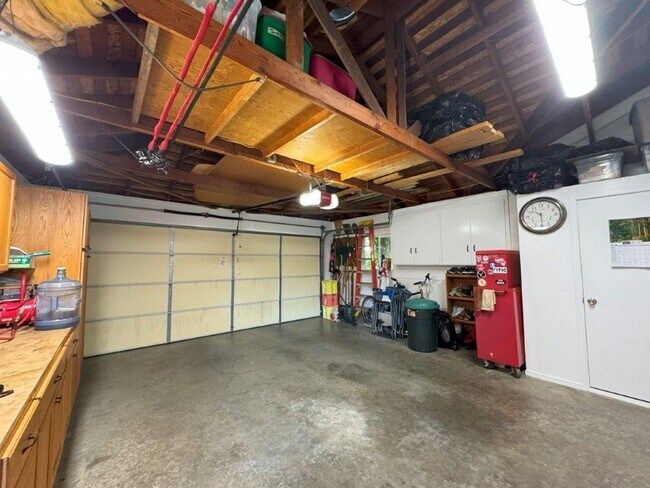 Building Photo - Stunning 3-Bedroom Home with Pool in South...