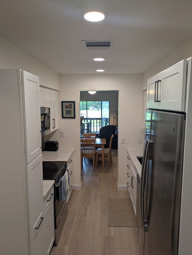 Building Photo - SEASONAL/SHORT TERM TURNKEY condo