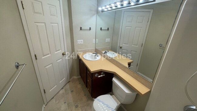 Building Photo - Cozy and Modern 1 BD | 1 BA w/ Amenities -...