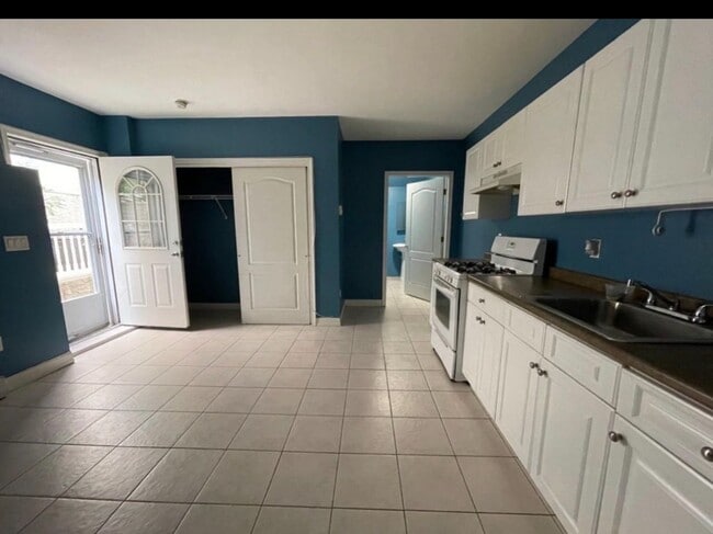 Primary Photo - 206 Sneden Ave