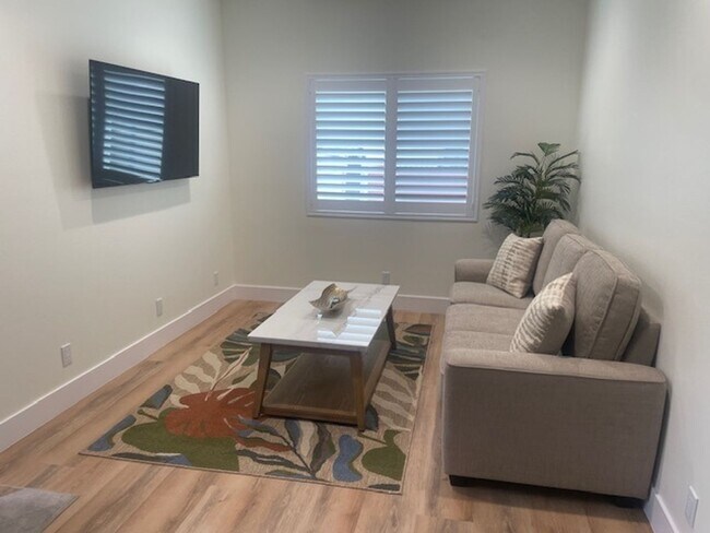 Building Photo - Beautifully Furnished 1 Bdrm 1 Bath House ...
