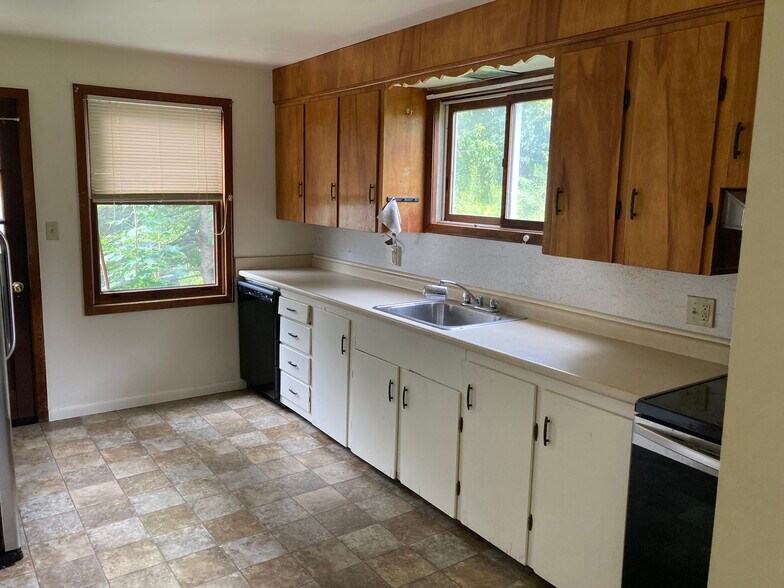Kitchen - 16 Sibley Ave