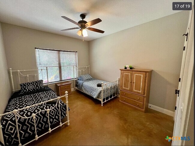 Building Photo - 3948 Summit Dr