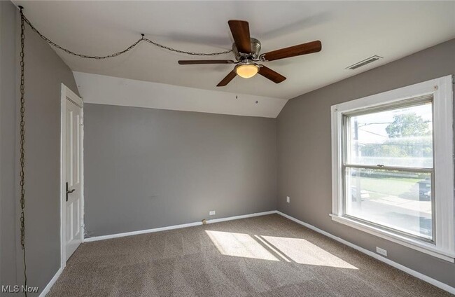 Building Photo - 353 S Maple St