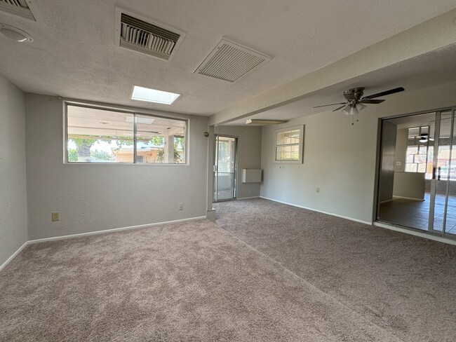 Building Photo - ***MOVE IN SPECIAL***2 BEDROOM HOME WITH T...