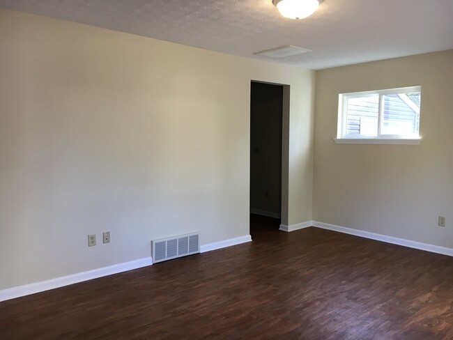 Building Photo - **REMODELED 2-BEDROOM HOME w/ GARAGE IN NO...