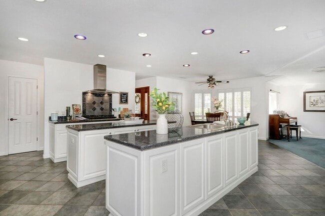 Building Photo - Stunning Central Davis Home