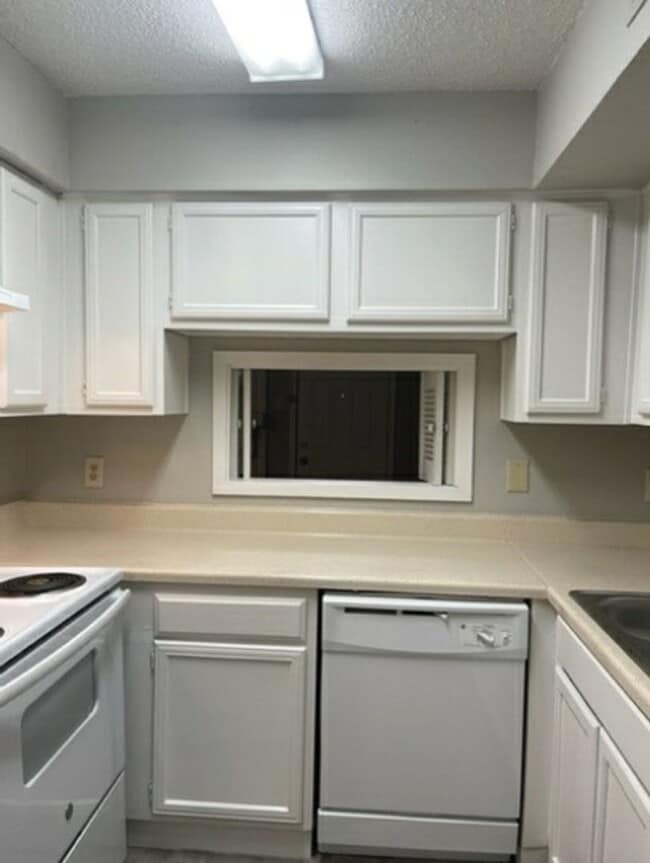 Building Photo - Charming Split-Level First-Floor Unit with...