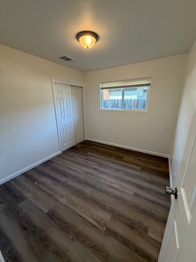 Building Photo - Clovis home for rent.