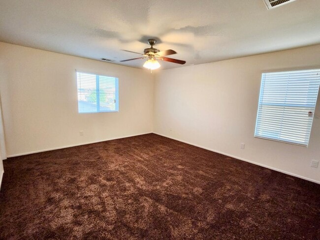 Building Photo - Newer 5 Bedroom home in quiet Lancaster co...