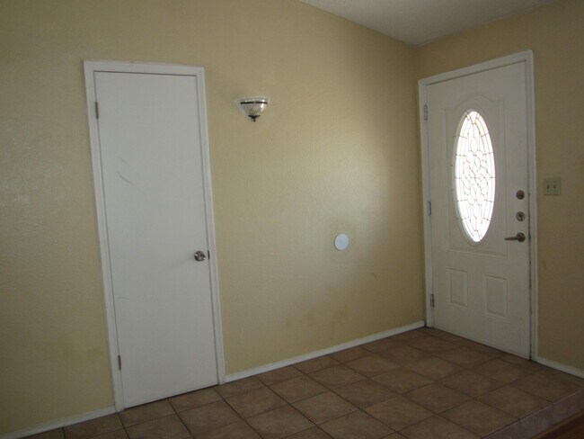 Building Photo - 6717 Southwind Dr