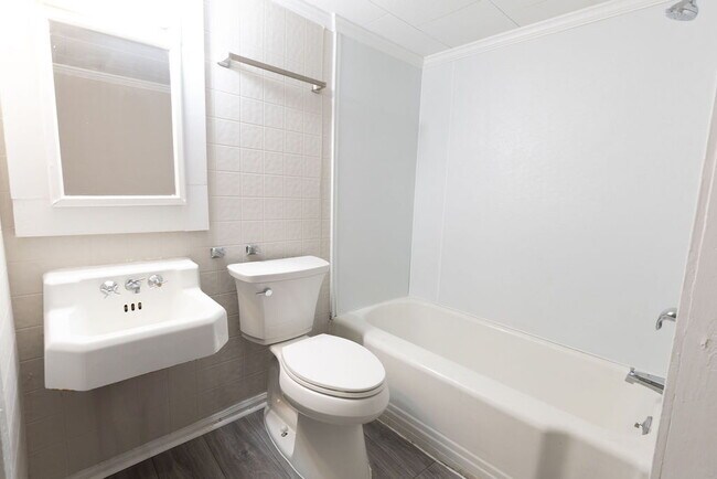 Building Photo - Recently Updated and Move-In Ready!