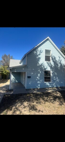 Building Photo - 605 E 8th St