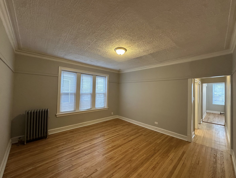 Living Room - 1507 W Schreiber Ave