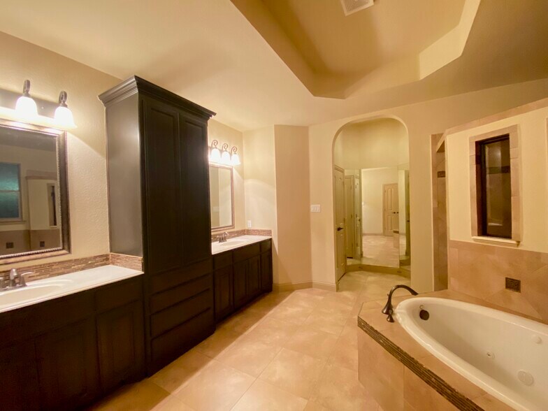 Master Bath - 2752 Waters Edge Dr
