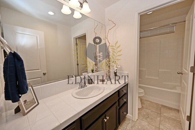 Building Photo - 893 Fir St W