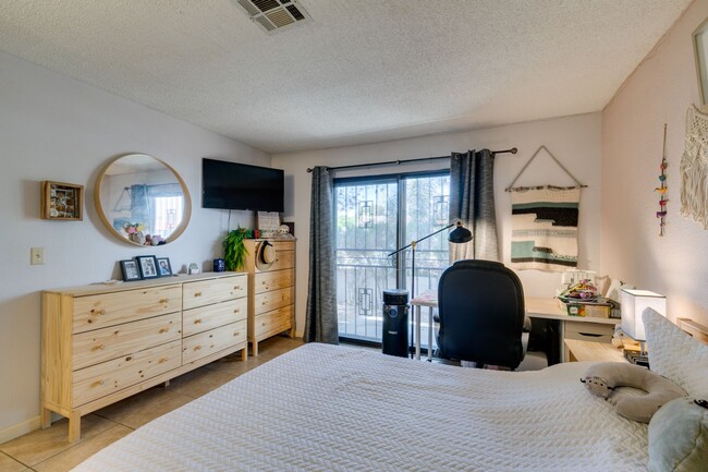 Building Photo - Cute and Cozy 2-bedroom 2-bathroom Townhom...