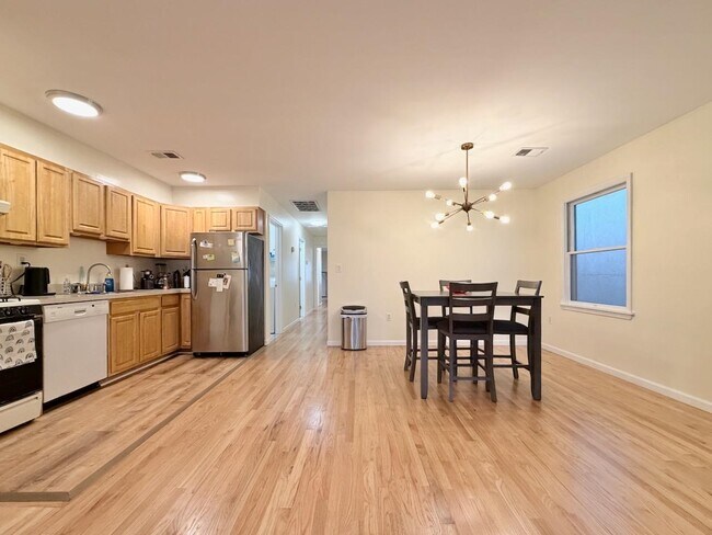 Building Photo - 378 7th St