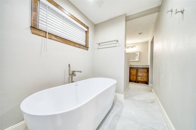 Building Photo - 4406 Mallard Dr