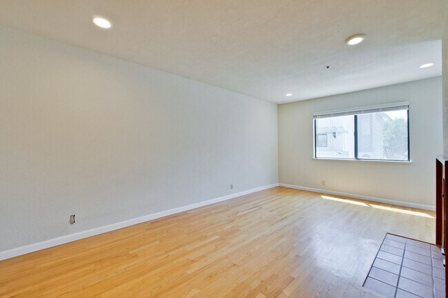 Building Photo - Condo Near Cupertino High | Updated Kitche...