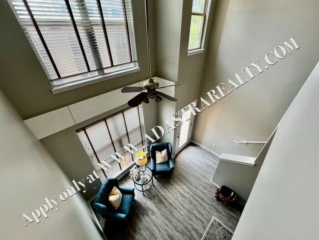 Building Photo - Beautiful 2 Bed 2.5 Bath Townhome Near The...