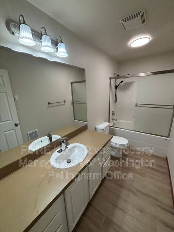 Building Photo - 422 Oak Hill Ln