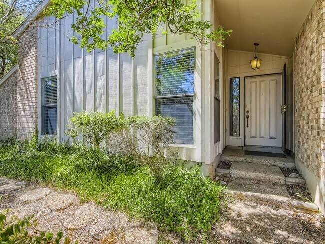 Building Photo - Northwest Hills 2/2 with Study, Large Gara...