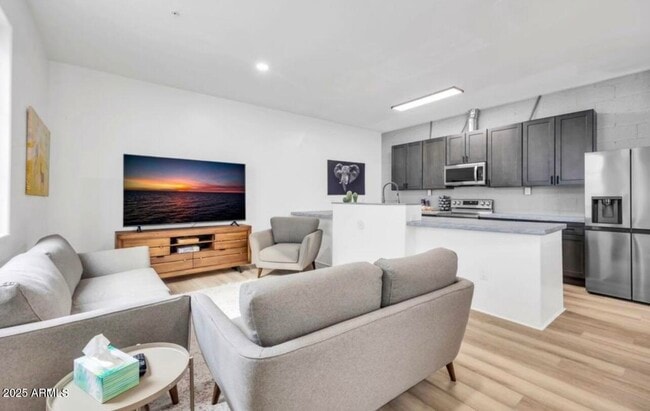 Primary Photo - 838 S Farmer Ave