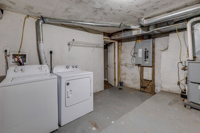 Building Photo - 200 St Thomas St