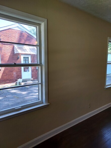 Building Photo - 6105 Oakdale Ln