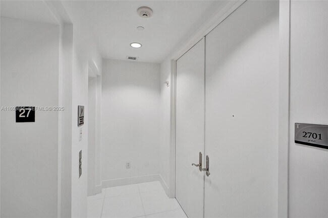 Building Photo - 15811 Collins Ave