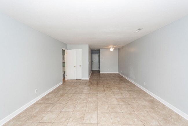 Building Photo - 2 Bedroom, 1.5 Bathroom Townhome in Island Bluff - James Island