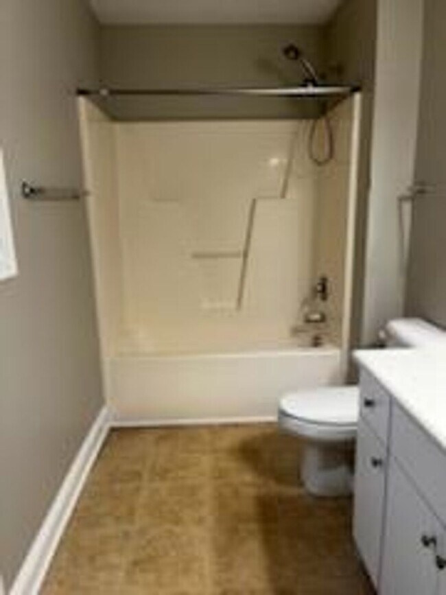 Building Photo - 3 BR Close to Bosch, Downtown, Shopping!